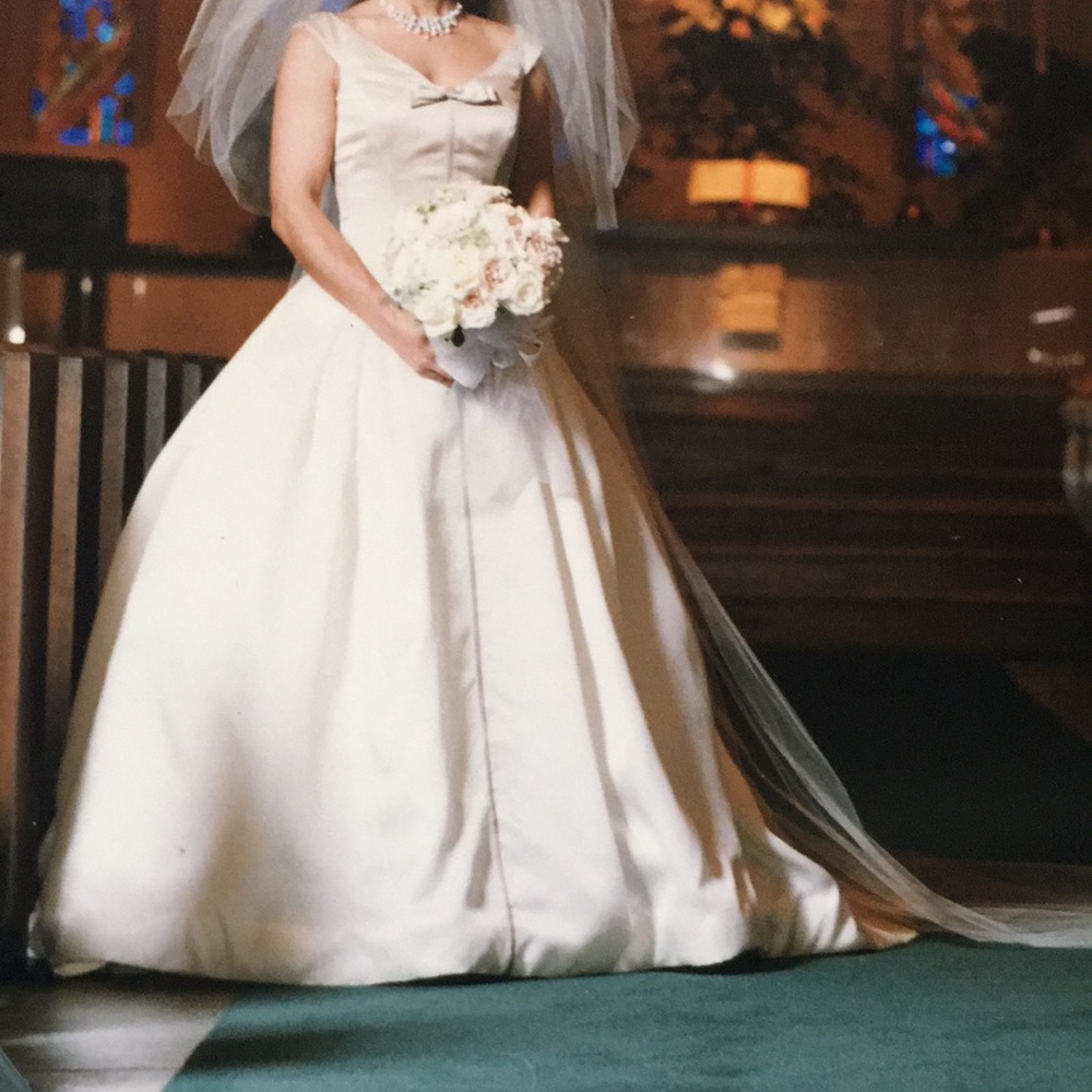 Stunning Vera Wang Wedding gown size 4.